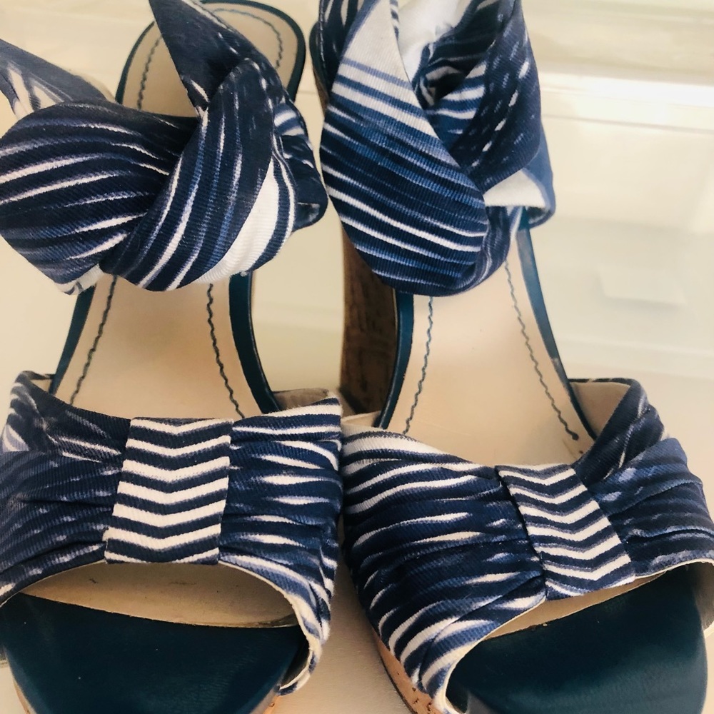 Nine West Platform Sandal with blue and white cloth design. Size 6.5 - Picture 3 of 12